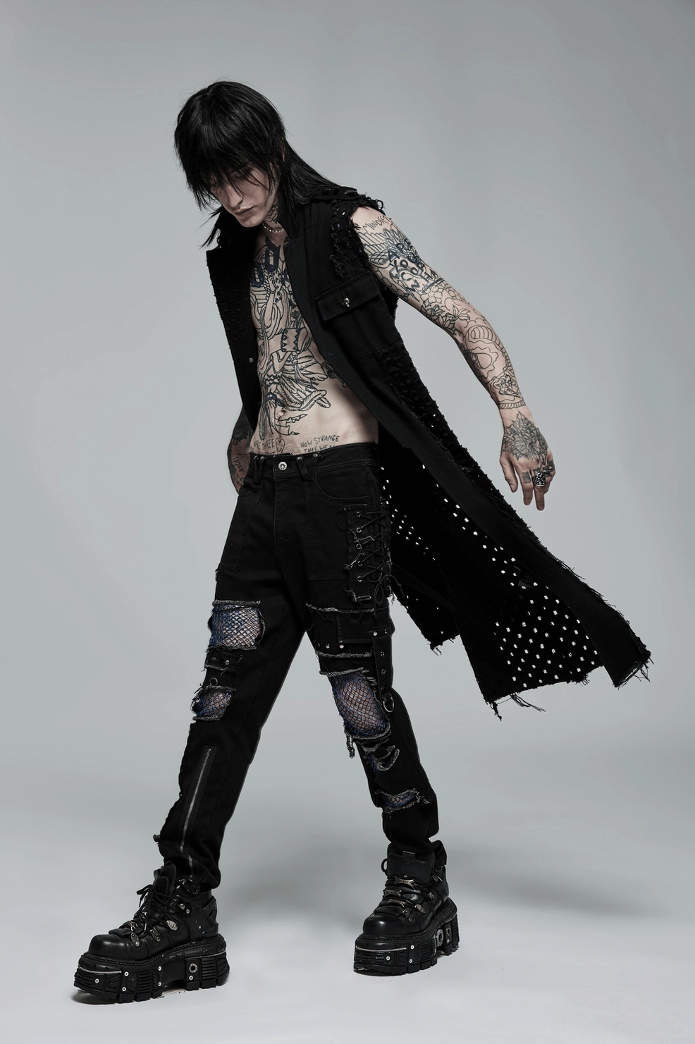 Size guide reference showing how to properly measure gothic cape for fit—chest, waist, shoulders, and length measurements