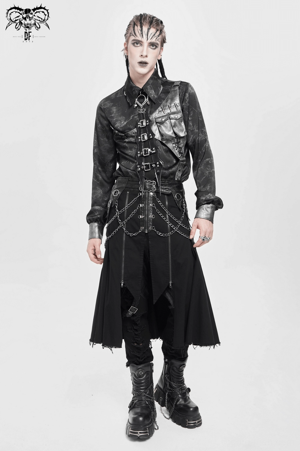 Gothic choker product display showing PU material quality and adjustable buckle closure system