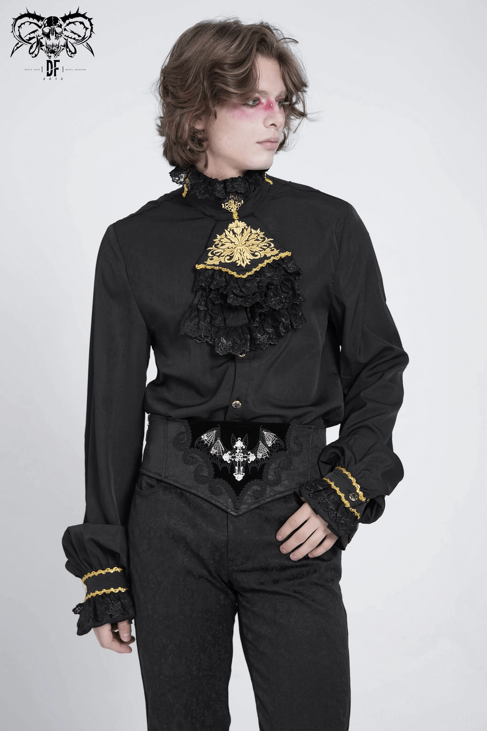 Black gothic corset belt with bat wings embroidery - product fit and structure demonstration