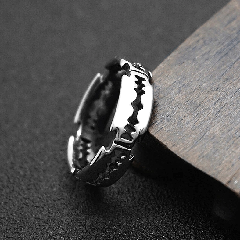 Dark gothic blade ring rear view - detailed sawtooth blade pattern with matte silver-black tone