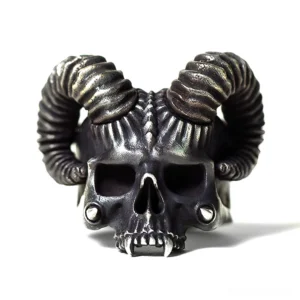 Horned devil skull ring stainless steel front view with aged silver patina, detailed ram horns and fangs gothic jewelry