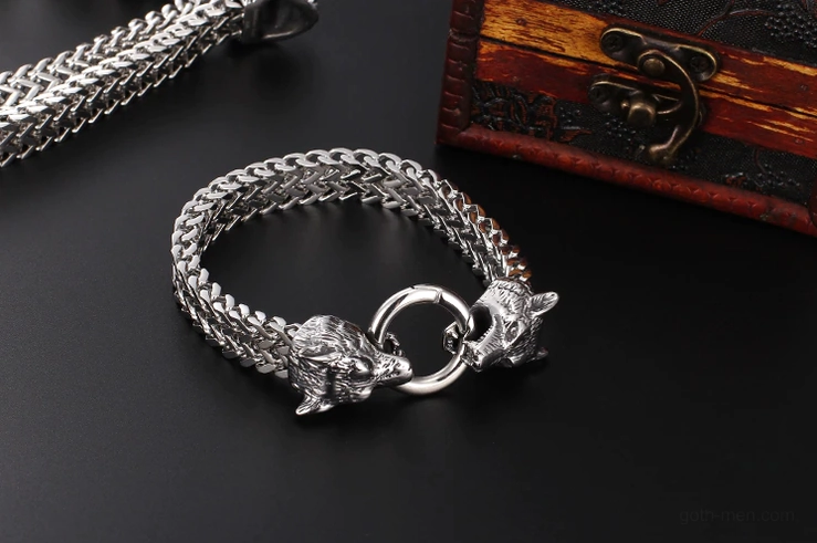 Wolf head gothic stainless steel bracelet detail shot showing clasp mechanism and chain construction